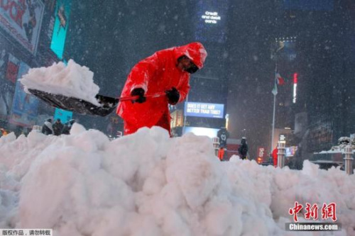 當(dāng)?shù)貢r間3月14日，美國紐約遭遇暴風(fēng)雪天氣，工人清理積雪。