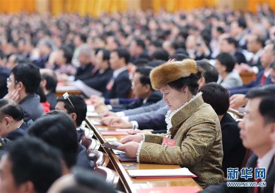 (兩會(huì)·人大閉幕)(2)十二屆全國(guó)人大五次會(huì)議在北京閉幕