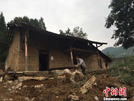 男子因太窮遭岳母嫌棄易地扶貧建新房迎女方進門