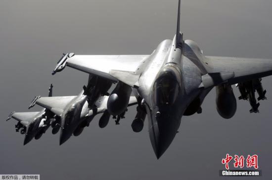 資料圖：戰機空襲敘利亞拉卡市的“伊斯蘭國”目標。