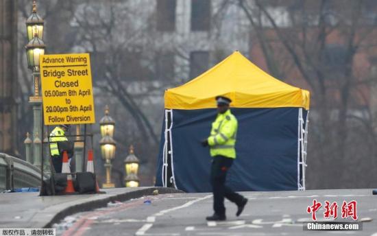 當地時間22日，英國國會外一名警察被人用刀捅傷，警察開槍擊中嫌疑人。在槍擊發生前，一輛汽車在國會大廈附近的威斯敏斯特大橋沖上人行道，并沖入議會大廈大門，導致多名行人受傷。