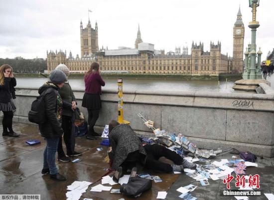 當地時間3月22日下午，英國議會大廈外發生襲擊事件，已造成5人死亡，40多人受傷。攝影記者托比·梅爾維爾正在英國議會大廈附近拍攝有關英國脫歐的照片，襲擊發生后他記錄下了許多現場畫面。現場受傷民眾傷情嚴重，圍觀者自發對傷員展開救援。