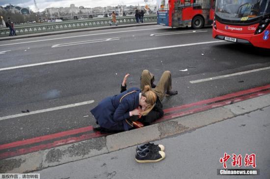 當地時間3月22日下午，英國議會大廈外發生襲擊事件，已造成5人死亡，40多人受傷。攝影記者托比·梅爾維爾正在英國議會大廈附近拍攝有關英國脫歐的照片，襲擊發生后他記錄下了許多現場畫面?，F場受傷民眾傷情嚴重，圍觀者自發對傷員展開救援。