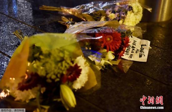 當地時間3月22日，英國議會大廈附近發生恐怖襲擊，警方當晚宣布，有5人在此次襲擊事件中死亡，其中包括襲擊者，另有40多人受傷。圖為倫敦民眾為遇難者獻花致哀。