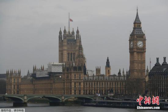 英國國會附近街道依然處于封鎖狀態(tài)，警方建議民眾23日出行避開該區(qū)域。
