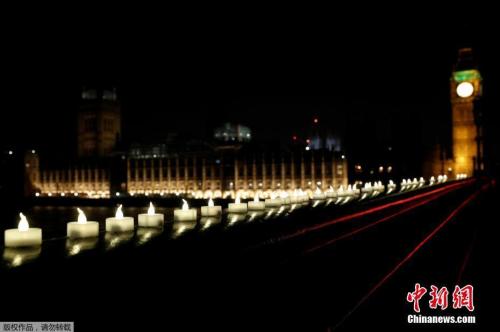 當(dāng)?shù)貢r(shí)間2017年3月23日，倫敦威斯敏斯特大橋點(diǎn)亮燭光，悼念恐襲事件遇難者。