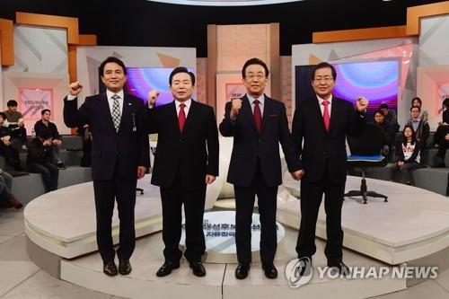 資料圖片：3月26日，在首爾，執(zhí)政的自由韓國黨舉行初選電視辯論，右一為黨內(nèi)選情一馬當先的洪準杓。（圖片來源：韓聯(lián)社）