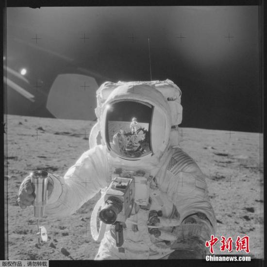 1969年11月19日，阿波羅12號宇航員艾倫·賓收集月球土壤。
