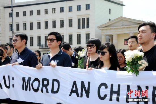 當地時間6月5日下午，德國首都柏林約200名華人自發在柏林標志性建筑勃蘭登堡門前舉行集會，沉痛悼念不幸遇害的中國籍留學生李洋潔。一些德國友好人士也參加了此次悼念活動。 彭大偉 攝
