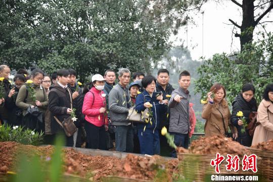 廣西柳州免費為百余名逝者進行花葬讓生命回歸自然
