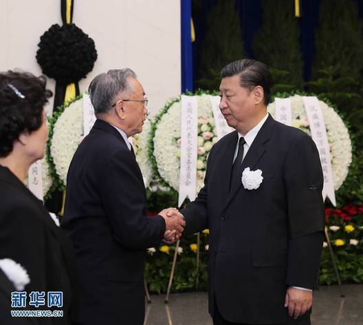 3月28日，萬(wàn)國(guó)權(quán)同志遺體在北京八寶山革命公墓火化。習(xí)近平、張德江、俞正聲、劉云山、王岐山、張高麗、胡錦濤等前往八寶山送別。這是習(xí)近平與萬(wàn)國(guó)權(quán)親屬握手，表示深切慰問(wèn)。 新華社記者 鞠鵬 攝