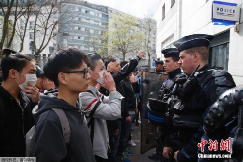 巴黎亞裔民眾在巴黎警察局外遇法國(guó)防爆警察對(duì)峙。