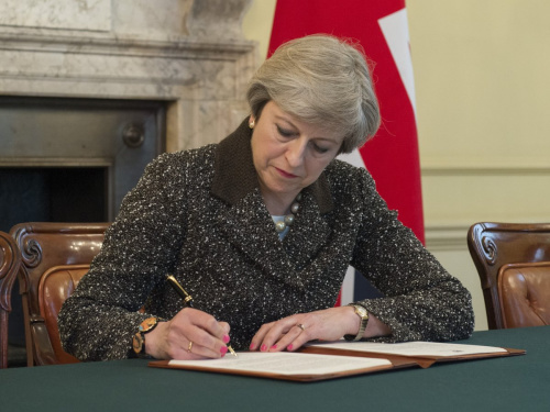 英國首相特蕾莎·梅簽署啟動脫歐的信函。（圖片來源：英國首相府官方社交網絡賬號）