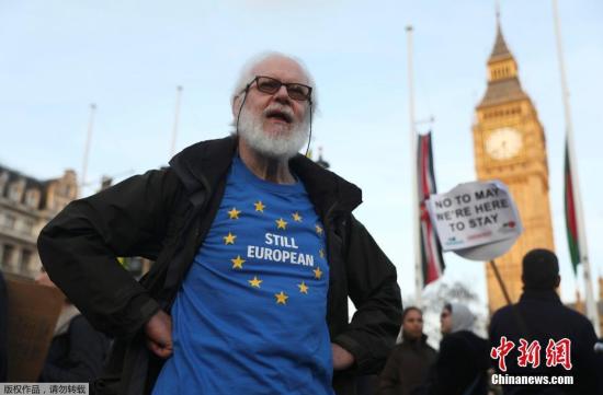 資料圖：英國倫敦，民眾在國會大廈前聚集示威抗議英國“脫歐”。