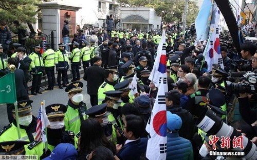 樸槿惠以犯罪嫌疑人身份出庭接受逮捕必要性審查。大量警察被部署在法院外,維護(hù)治安。