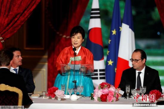 當地時間2016年6月3日，法國巴黎，法國總統奧朗德在愛麗舍宮舉行的國宴招待來訪的韓國總統樸槿惠，樸槿惠身穿傳統韓服出席。
