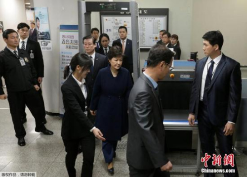 當地時間3月30日，樸槿惠以犯罪嫌疑人身份出庭接受拘捕令實質審查。