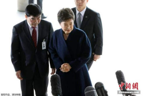 3 資料圖：樸槿惠在安保人員的保護下離開居住地。