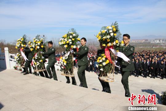 河北舉行千人公祭活動各界人士緬懷英烈（圖）