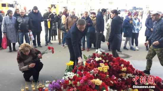 當地時間4月4日，俄羅斯圣彼得堡地鐵“先那亞廣場站”外，民眾向爆炸遇難者獻花致哀。王修君 攝
