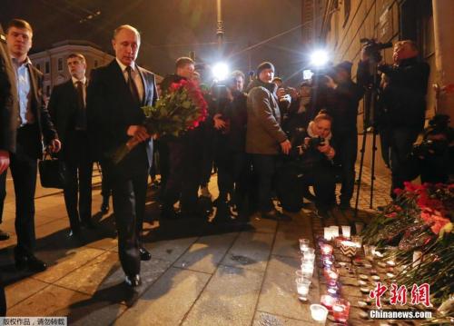 俄羅斯總統普京連夜前往發生列車爆炸的技術學院站獻花，悼念爆炸中的遇難者。