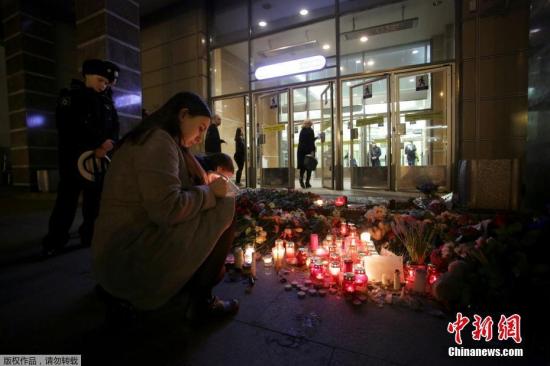 當地時間2017年4月4日，俄羅斯圣彼得堡地鐵站，民眾獻花點燭悼念圣彼得堡地鐵爆炸遇難者。