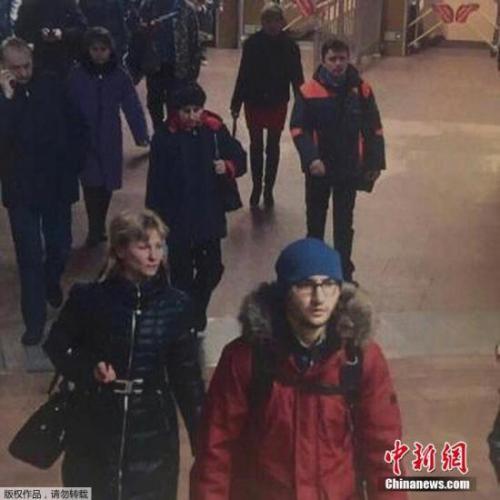 當地時間4月4日，俄羅斯電視臺曝光了圣彼得堡地鐵爆炸案嫌犯賈利洛夫的監控視頻截圖。圖中賈利洛夫身著紅色外套，在地鐵站內行走。