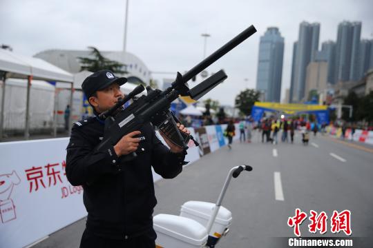 武漢警方無(wú)人機(jī)反制槍亮相“漢馬”驅(qū)離無(wú)人機(jī)3架