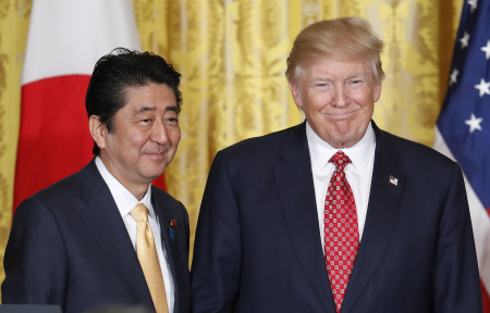 資料圖：安倍與特朗普（右）