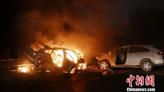 一男子酒后高速路上逆行撞車致3人受傷