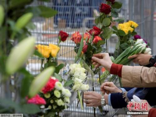 當地時間2017年4月8日，瑞典斯德哥爾摩，當地民眾獻花悼念卡車沖撞人群事件遇難者。