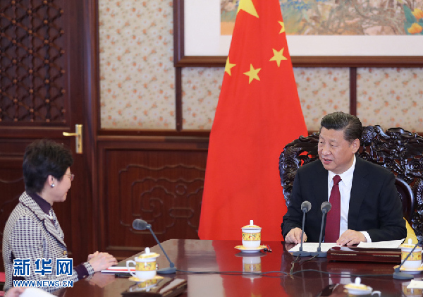 4月11日，國家主席習(xí)近平在中南海會(huì)見新當(dāng)選并獲中央政府任命的香港特別行政區(qū)第五任行政長(zhǎng)官林鄭月娥。 新華社記者 鞠鵬 攝