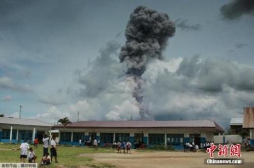 當地時間2017年4月11日，印度尼西亞卡洛，印尼錫納朋火山爆發，周邊小學生淡定玩耍。