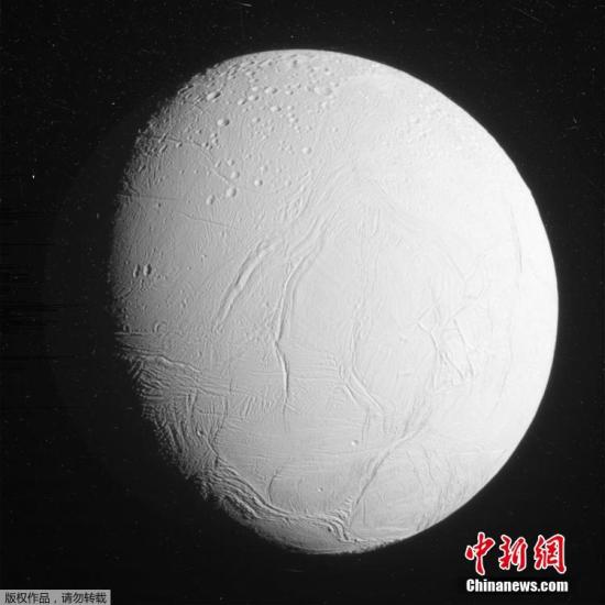 資料圖：NASA發布的薄霧掩蓋下的土衛二照片。