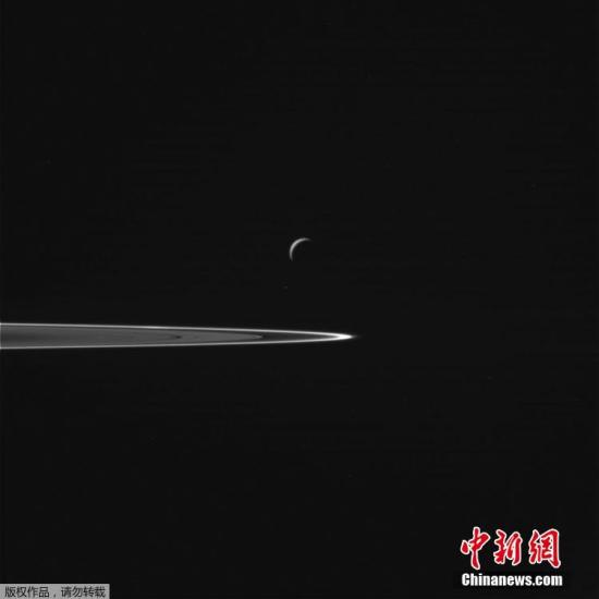 資料圖：NASA發(fā)布的薄霧掩蓋下的土衛(wèi)二照片。