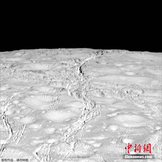 資料圖：NASA曾稱，在土衛二表面覆蓋的冰層之下，有一片包裹著整個衛星巨大的海洋。這次卡西尼號從衛星北極略過，是人類第一次有機會近距離觀測土衛二北極地區。