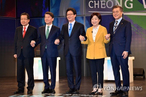 資料圖：4月13日，韓國主要五黨總統(tǒng)候選人在進(jìn)行首場電視辯論前合影留念。左起依次為自由韓國黨洪準(zhǔn)杓、國民之黨安哲秀、正黨劉承旼、正義黨沈相奵、共同民主黨文在寅。（圖片來源：韓聯(lián)社）