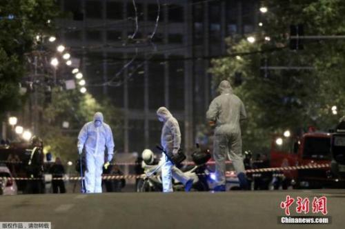 執法人員在爆炸現場進行調查。