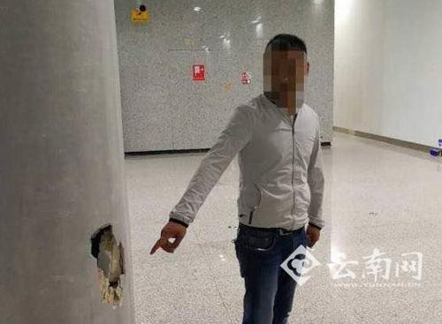 醉漢踢壞地鐵柱子差點卡住損友撿走錢包一聲不吭