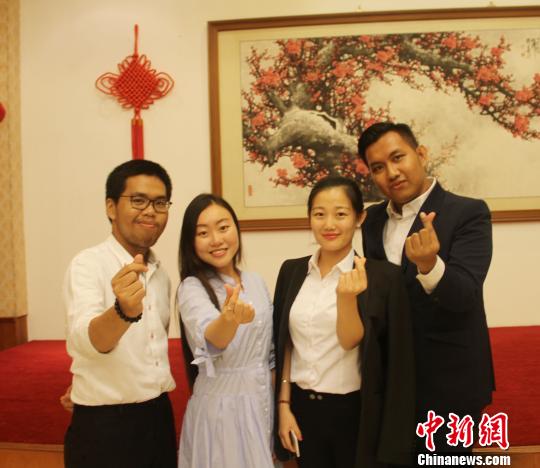 圖為兩國青年學生熱絡交流。　林永傳 攝