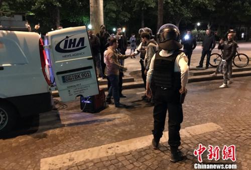 圖為警方在香榭麗舍大道周邊地帶盤查。龍劍武 攝