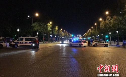 圖為警方封鎖通往香榭麗舍大道周邊地帶。龍劍武 攝
