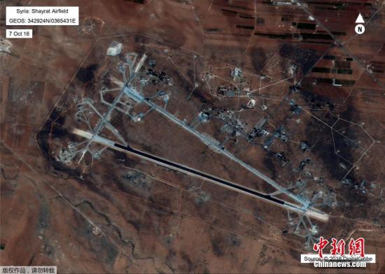 美國國防部公布的敘利亞霍姆斯Shayrat空軍基地的衛星圖像。