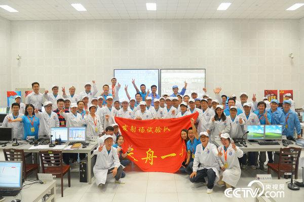 天舟一號(hào)發(fā)射成功，電測(cè)現(xiàn)場(chǎng)工作人員合影歡慶