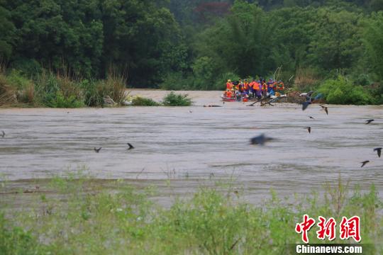 突降暴雨廣西鹿寨14人被困河中消防緊急救援