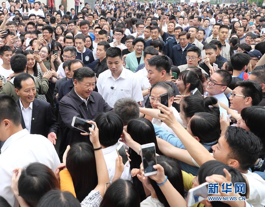 5月3日，中共中央總書記、國家主席、中央軍委主席習近平來到中國政法大學考察。這是習近平同校園道路兩旁的師生熱情握手。新華社記者 王曄 攝