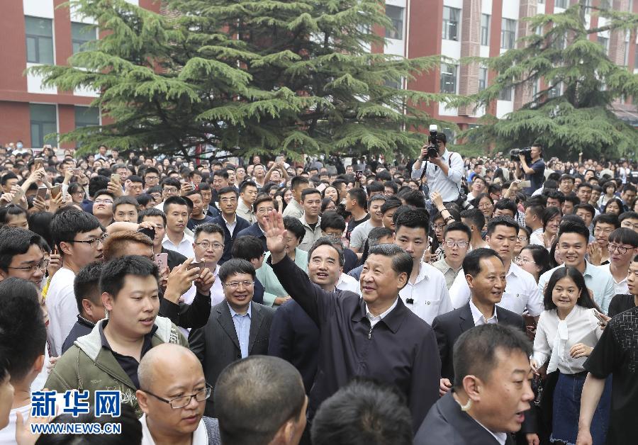 5月3日，中共中央總書記、國家主席、中央軍委主席習近平來到中國政法大學考察。這是習近平向遠處的師生們揮手致意。新華社記者 丁林 攝