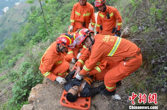 一“驢友”在怒江大峽谷探險(xiǎn)滾下山崖消防成功營(yíng)救