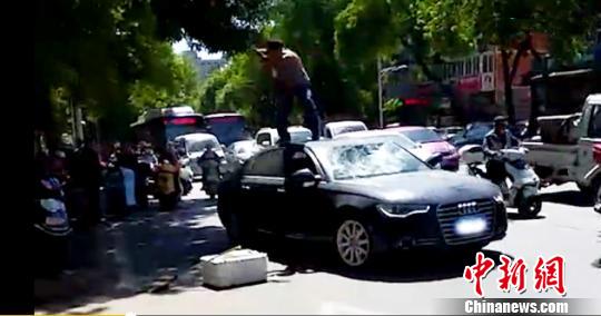 河北承德一男子因掃帚被壓壞怒砸?jiàn)W迪車(chē)被行政拘留