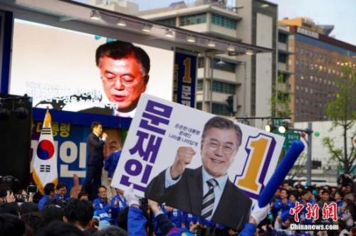 4月17日,韓國(guó)最大在野黨共同民主黨總統(tǒng)候選人文在寅(圖中)在首爾光化門廣場(chǎng)參加競(jìng)選造勢(shì)活動(dòng)。